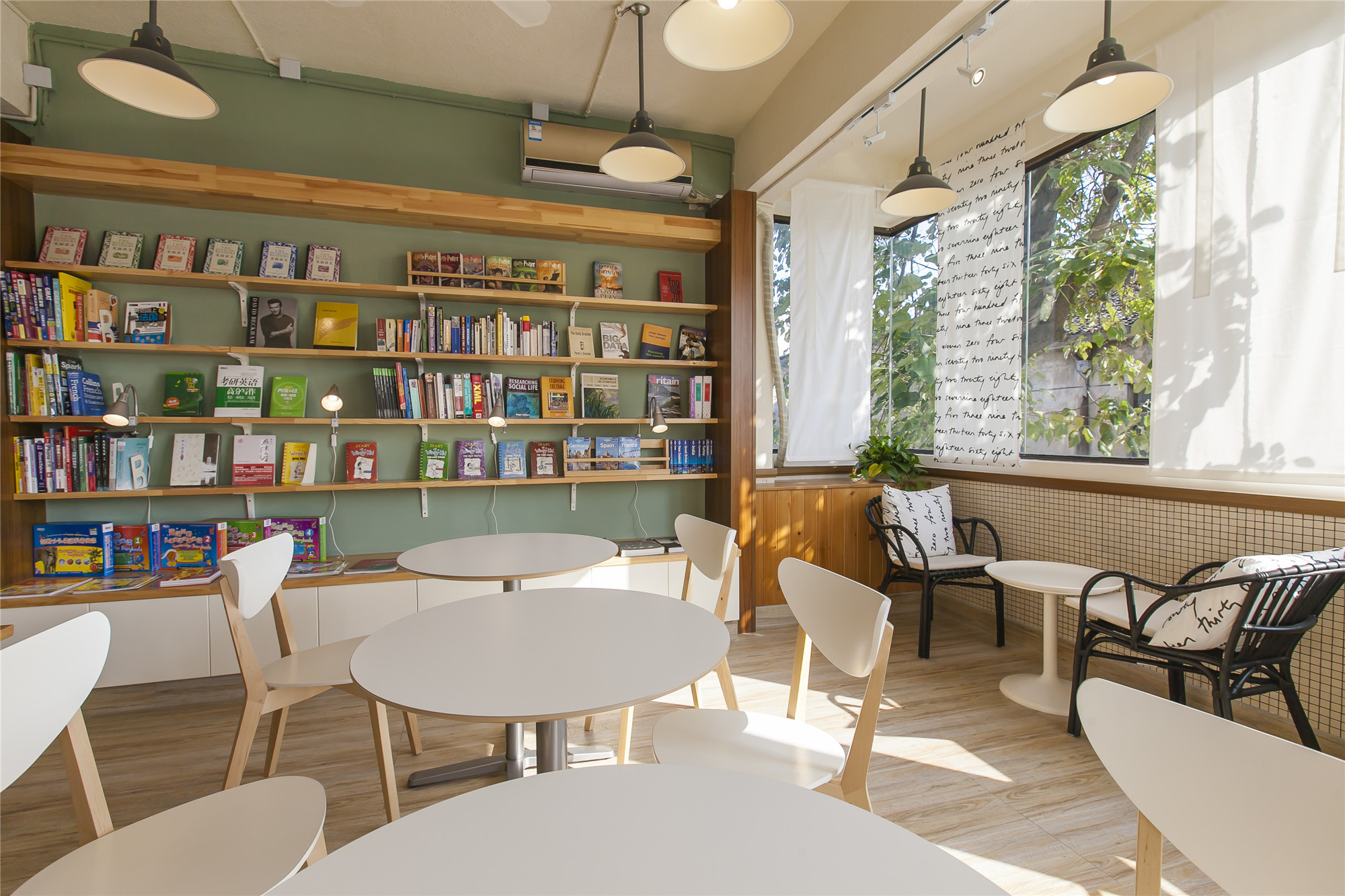 小型簡(jiǎn)約書店裝修設(shè)計(jì)-第2張圖片-上海古都建筑設(shè)計(jì)集團(tuán)